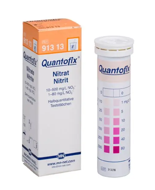 Wasserprüfeinrichtung von Grünbeck zur Messung von Nitrat im Bereich von 10 bis 500 mg/l, bestehend aus Teststäbchen und Verpackung mit Anleitung.